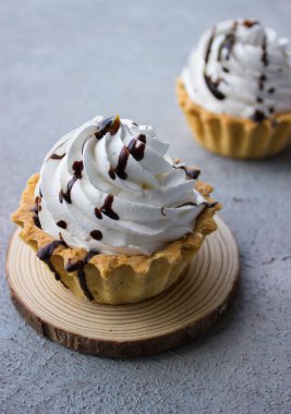 Kremalı ve çikolatalı kek.