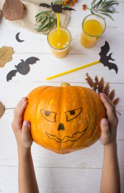 Cadılar Bayramı süslemeleri masada.