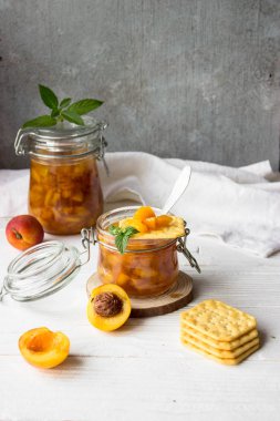 Masanın üzerine kayısı reçel