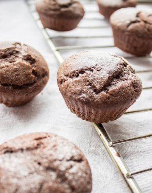 Masanın üzerine çikolatalı kek