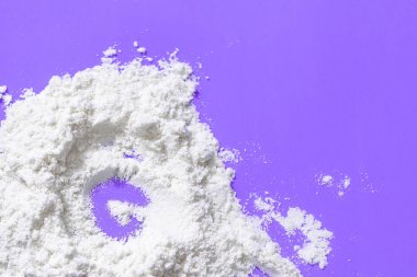 Spor ek, peynir altı suyu, kreatin, hmb, bcaa, amino asit ya da vitamin mesure tozu ile. Spor beslenme kavramı pembe arka planda