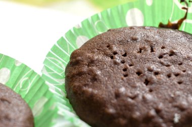 beyaz zemin üzerine çikolata ev yapımı kek