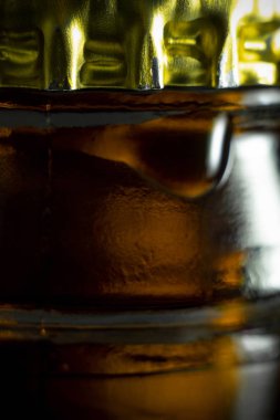 Sarı metal kap üzerinde cam şişe, makro çekim