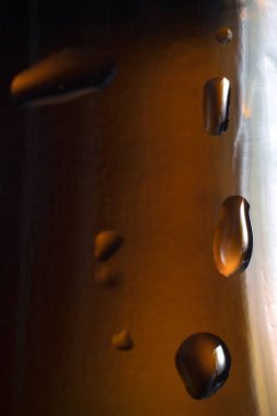 su şişesi, makro çekim bırakır. Arka plan damla.