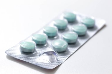 Vakumlu Ambalaj beyaz zemin üzerine yeşil yumuşak jel hap.