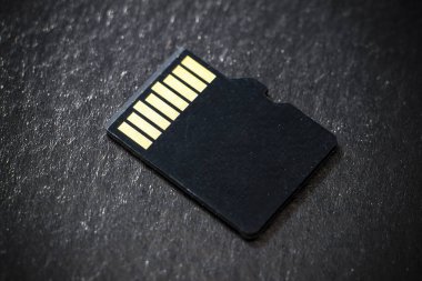 Micro Sd Kart veya bellek kartı siyah arka plan üzerine
