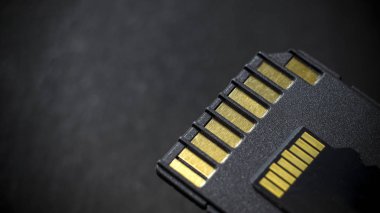 Micro Sd Kart ve bağdaştırıcı üzerinde siyah arka plan.