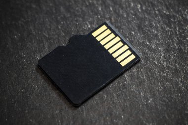 Micro Sd Kart veya bellek kartı siyah arka plan üzerine