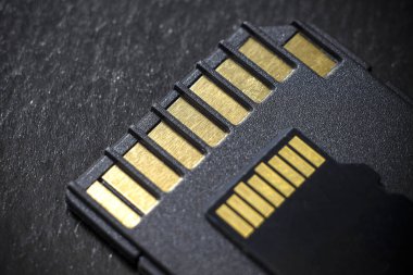 Micro Sd Kart ve bağdaştırıcı üzerinde siyah arka plan.