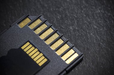 Micro Sd Kart ve bağdaştırıcı üzerinde siyah arka plan.