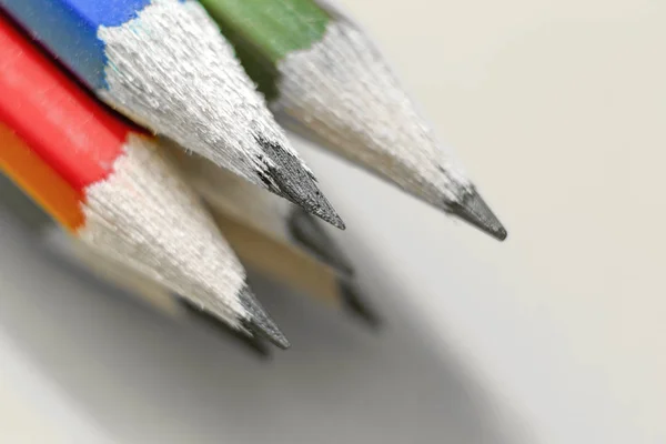 Barevné tužky na žlutém podkladu. Makro snímek. Detailní záběr. — Stock fotografie