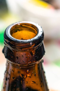 Açık serin bira şişe yakın çekim.