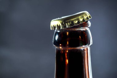 bir koyu arka plan yakın çekim şişe bira açar