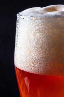 bira cam beyaz köpük ile