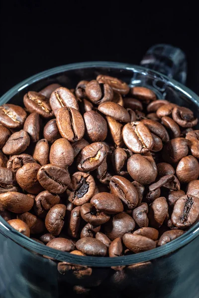 Gelas cangkir biji kopi pada latar belakang hitam — Stok Foto