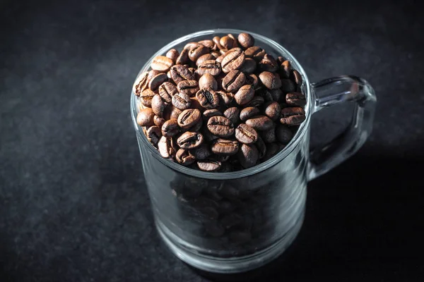 Gelas cangkir kopi hitam dengan kopi panggang kacang — Stok Foto