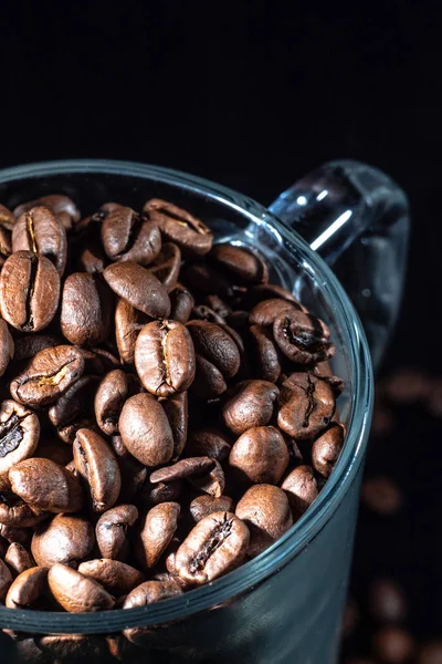 Gelas cangkir biji kopi pada latar belakang hitam — Stok Foto