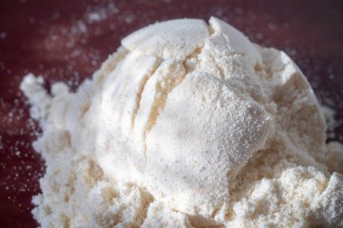 Broun arka planda sarı muz protein tozu yığını. Üstte görüntü