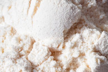 Koyu arka planda sarı muz protein tozu yığını. Üstte görüntü