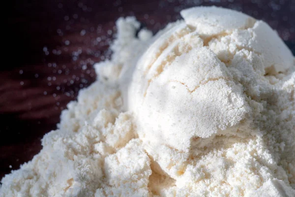Broun arka planda sarı muz protein tozu yığını. Üstte görüntü