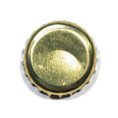 beyaz arka plan üzerinde metal bira kapağı yakın