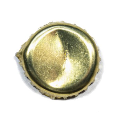 beyaz izole arka plan üzerinde metal bira kapağı.