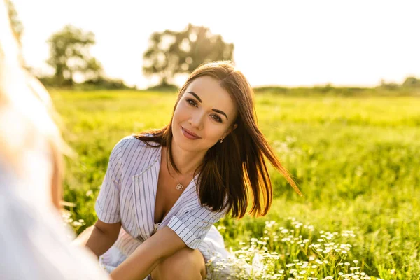 Mutlu Genç Kadın Kameraya Yeşil Sahada Otururken Arıyor — Stok fotoğraf
