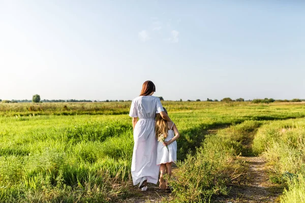 Visão Traseira Mãe Filha Caminho Prado Verde — Fotografia de Stock