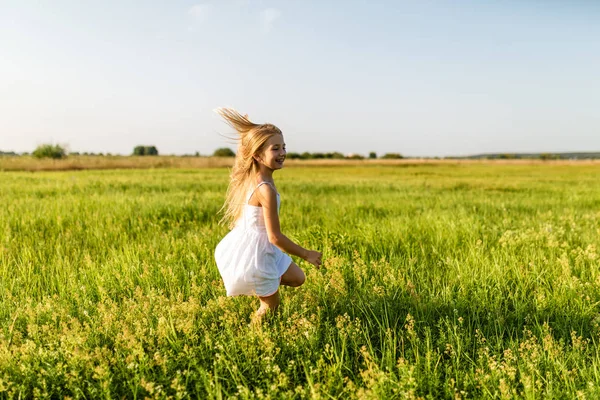 Adorável Criança Correndo Por Campo Verde Sob Raios Sol — Fotografia de Stock