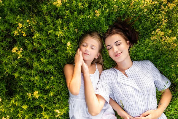 Top View Happy Mother Daughter Relaxing While Lying Flowery Meadow — Stock Photo, Image
