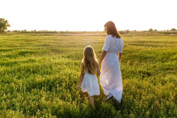 Mãe Filha Mãos Dadas Caminhando Pelo Prado Verde Com Céu — Fotografia de Stock