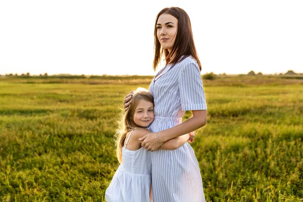 Mãe Feliz Filha Abraçando Campo Verde Pôr Sol — Fotografia de Stock