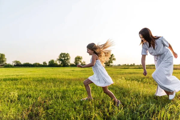 Mutter Und Tochter Weißen Kleidern Laufen Auf Der Grünen Wiese — Stockfoto