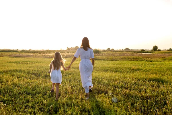 Rear View Mother Daughter White Dresses Holding Hands Running Green — Stock Photo, Image