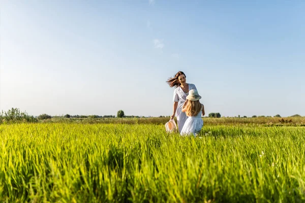 Beautiful Smiling Mother Daughter Playing Green Meadow — Stock Photo, Image