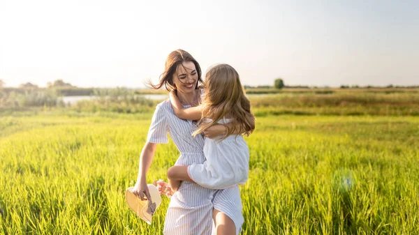 Hermosa Madre Feliz Hija Abrazándose Campo Verde Puesta Del Sol —  Fotos de Stock