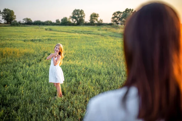 Mutter Und Tochter Verbringen Zeit Gemeinsam Auf Der Grünen Wiese — Stockfoto