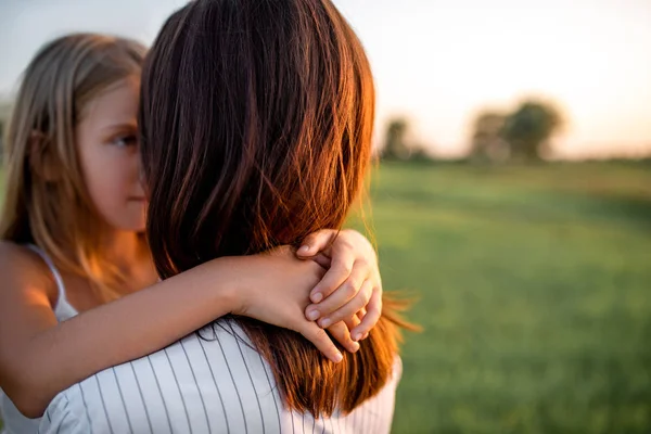 Madre Figlia Che Abbracciano Nel Prato Verde Tramonto — Foto Stock