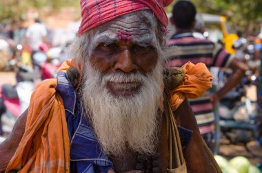 Hint kıdemli vatandaş bana bakıyor