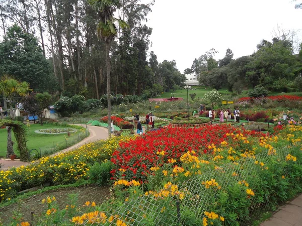 Μουμπάι (Βομβάη), Tamilnadu, Ινδία-Ιουλ 20 2013:tourists βόλτα Bryant park Μουμπάι (Βομβάη) — Φωτογραφία Αρχείου