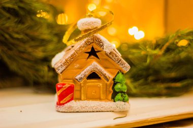 Noel kurabiye evi ahşap arka plan üzerinde