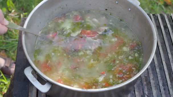 Shurpa (Chorba) Central Asian soup from lamb meat and large-slicedvegetables in pot on outdoor oven — Stock Footage Shurpa Chorba Central Asian Soup Lamb Meat Large Slicedvegetables Pot Video Clip