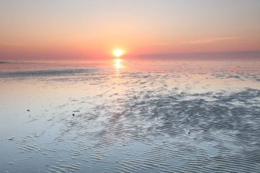 Deniz günbatımı çok nefis güzel ve büyüleyici neredeyse her adada nerede insanlar özel olarak onlara hayran bir yer vardır. Deniz günbatımı güzelliği bizi her yönden çevreler ve biz bu doğal extravagan katılan olmak