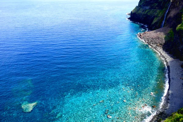 大西洋在马德拉 葡萄牙 在美丽的蓝色和绿松石色 — 图库照片
