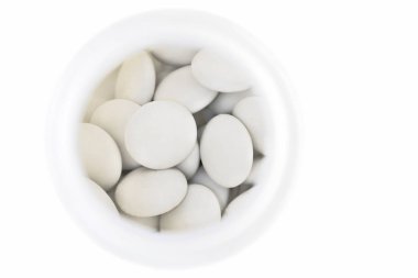 İlaç tıp tablet, hap, kapsül ve beyaz bir arka planda beyaz plastik kavanoz uyuşturucu