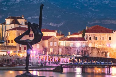  Budva, Karadağ, 08.02.2017: Dansçı balerin Budva, heykel üzerinden  