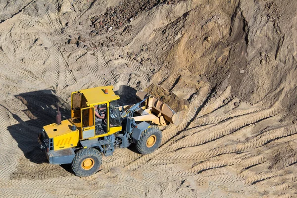 Front loader with bucket in front works