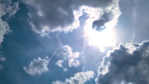 云的时间流逝 灿烂的太阳 闪耀的云彩和飞翔的飞机 — 图库视频影像