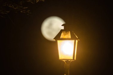 ay eski bir şehir fener arkasında yükselen