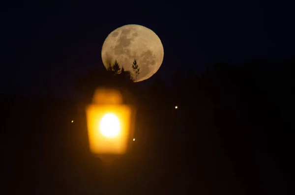 Maan Stijgt Achter Een Oude Stads Lantaarn — Stockfoto